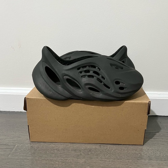 Yeezy Foam RNR Carbon - Picture 2 of 5